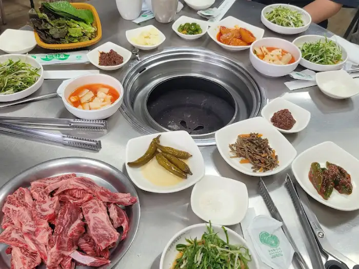 다양한 밑반찬과 함께