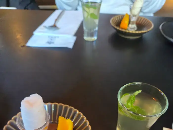 칸스 다이닝의 음료와 테이블 풍경
