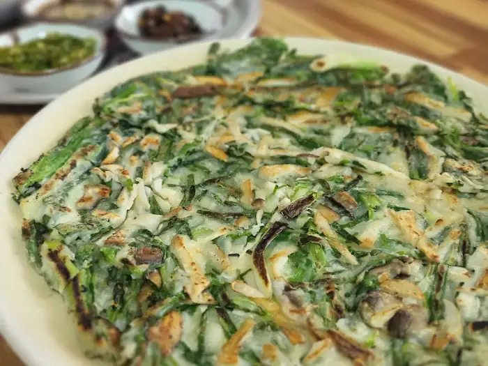 먹음직스럽게 부쳐진 깻잎전