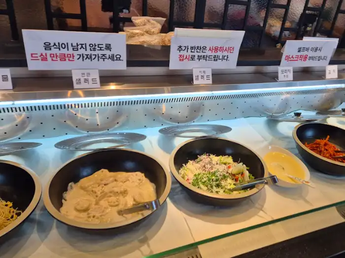 셀프 반찬 코너의 다양한 음식들