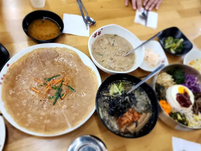 테이블에 차려진 다양한 도토리 요리들