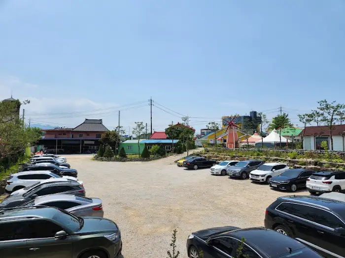 넓은 주차장이 마련된 식당 외부 전경
