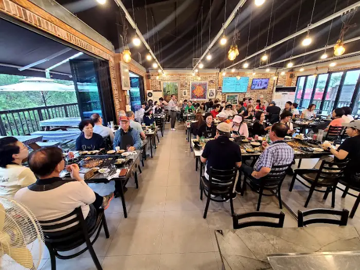 식당 내부 모습, 손님들로 가득 찬 모습