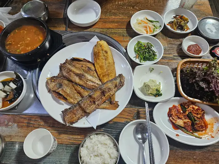 푸짐하게 차려진 생선구이정식 한상차림