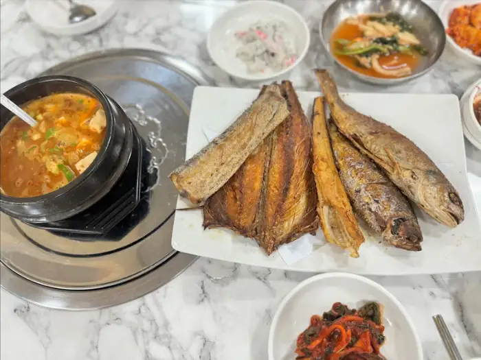 접시에 담긴 바삭한 생선구이