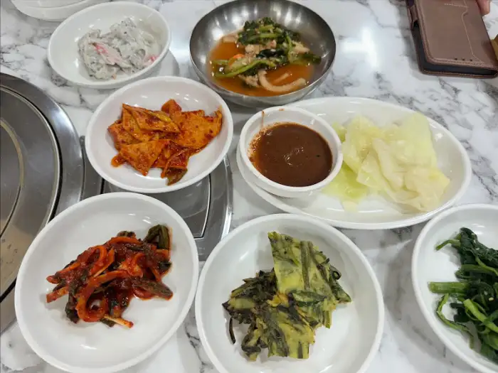 다양한 종류의 밑반찬들