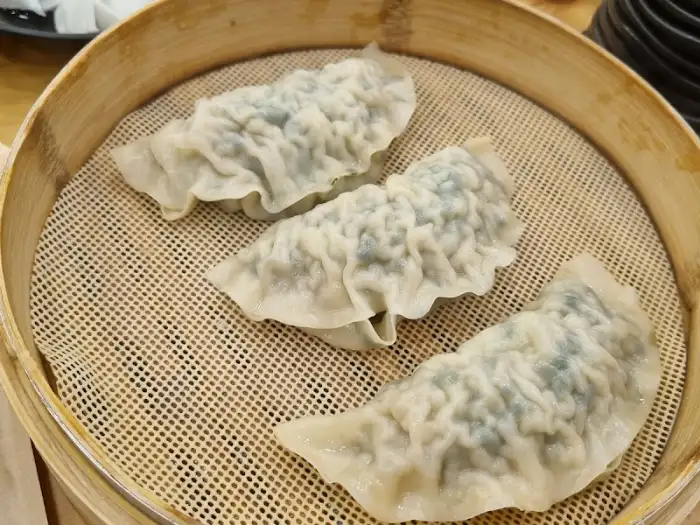 김이 모락모락 나는 큼지막한 수제 만두 모습