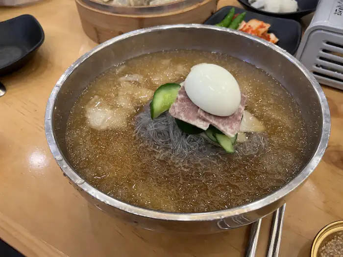 맑은 육수에 면과 고명들이 어우러진 물냉면 모습