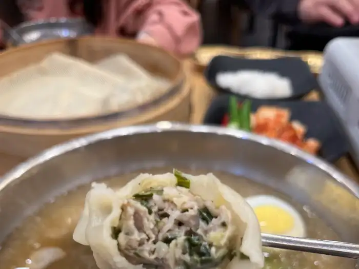 만두 속 재료가 꽉 차 있는 모습