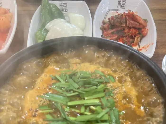 끓고 있는 오리탕 모습