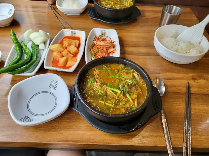 테이블에 차려진 오리탕 한상차림