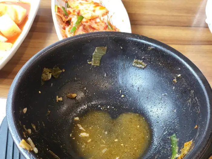 거의 비워진 오리탕 뚝배기