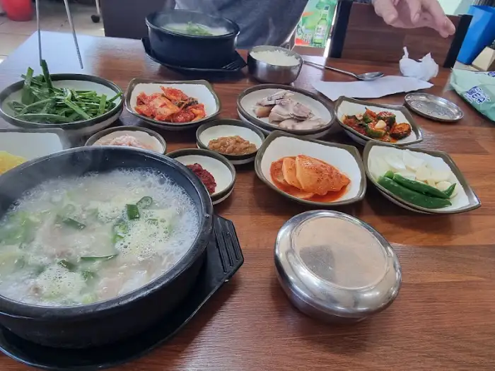따뜻한 국물과 수육 한 점