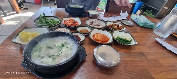 푸짐한 수육백반 한 상