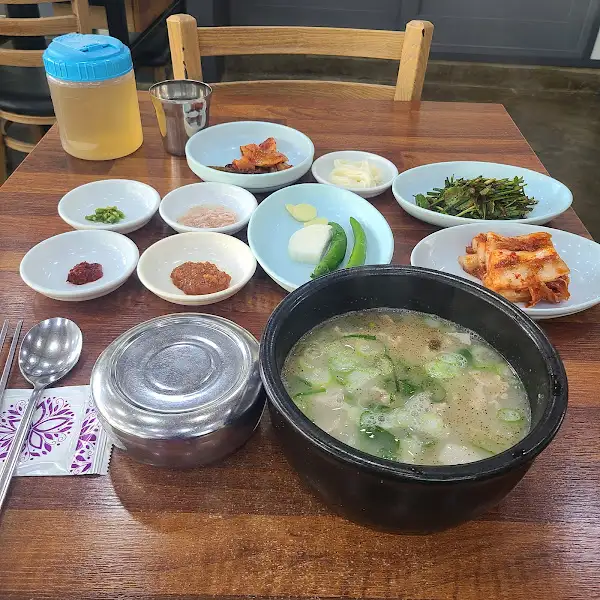 정갈하게 차려진 수육백반 상차림
