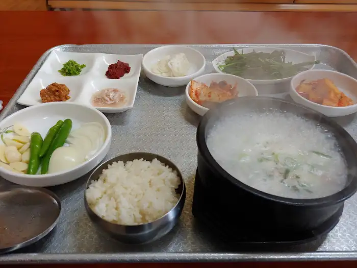 따뜻한 국물이 매력적인 수육백반