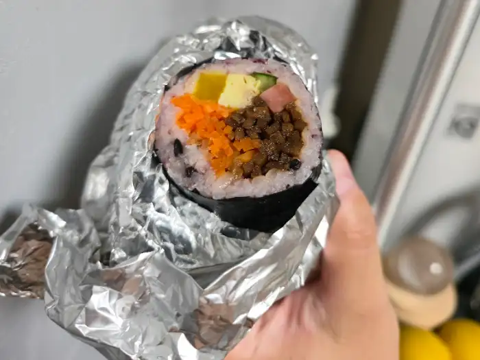 단면이 보이는 제육김밥