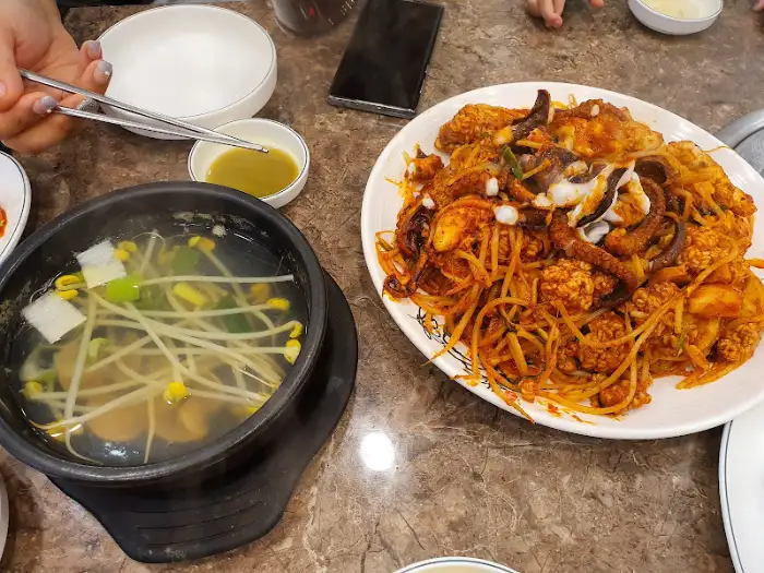 청어 동태찜 가게 내부 모습과 음식