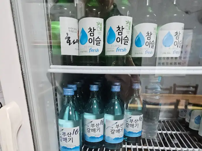 냉장고에 진열된 소주와 음료수