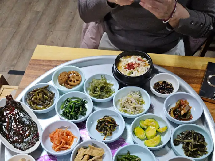 다양한 반찬이 차려진 백반 상차림