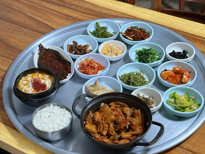 푸짐한 제육볶음과 밥, 그리고 각종 반찬