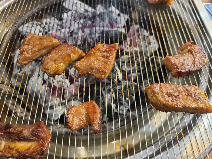 숯불 위에서 맛있게 익어가는 돼지갈비 모습