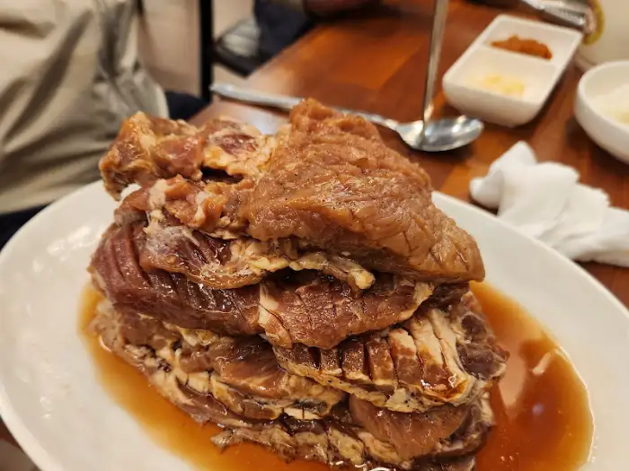 접시에 푸짐하게 담겨 나온 양념 돼지갈비