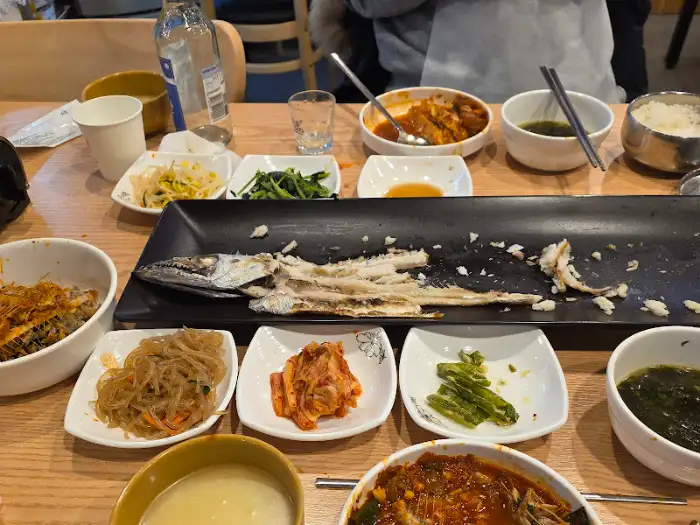 갈치 조림과 밥, 숭늉 등이 차려진 상차림