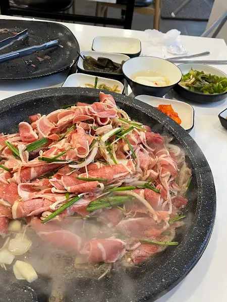 오리불고기 메인 요리가 불판 위에서 익어가고 있는 모습