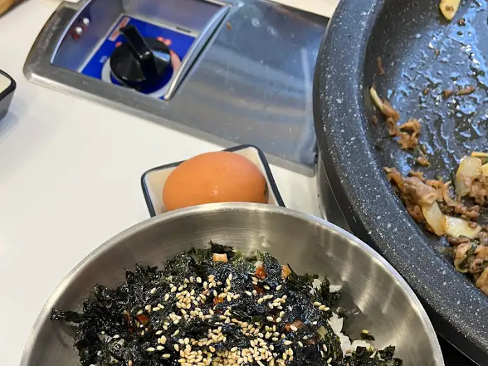 밥과 김, 날치알이 볶아지고 있는 볶음밥