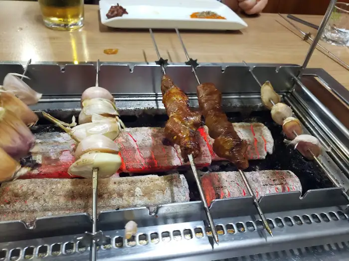 양꼬치 굽는 모습