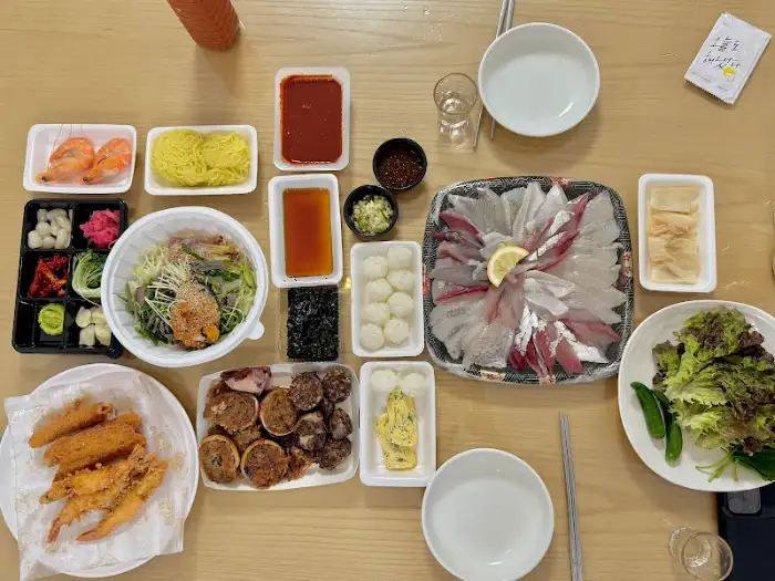 진열대에 가지런히 놓인 다양한 김밥과 곁들임 음식들