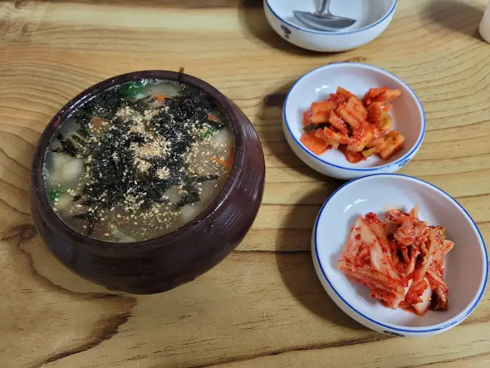 따뜻한 국물과 곁들임 찬