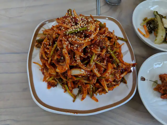양념이 맛깔스러운 무침 요리