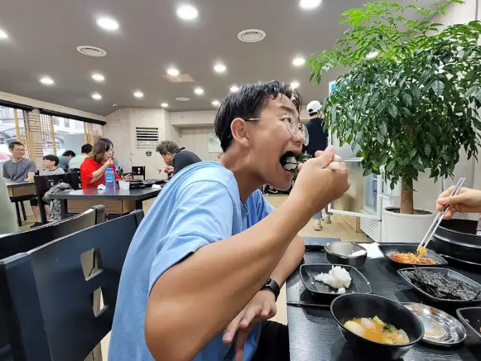 식사하는 사람들과 내부 모습