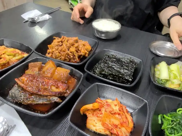 여러 반찬과 밥