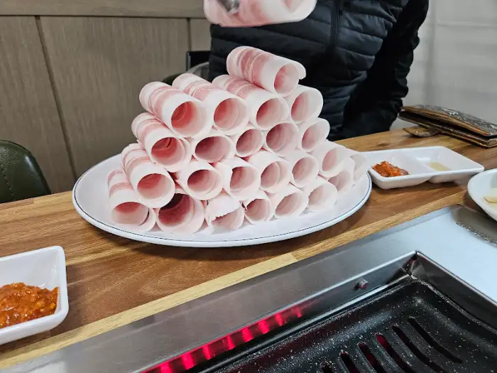 신선하고 두툼하게 말린 대패삼겹살
