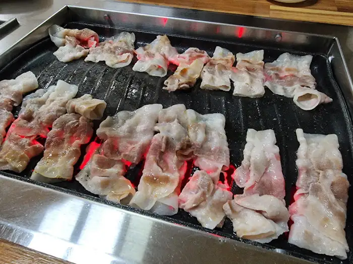 잘 익은 대패삼겹살 한 점