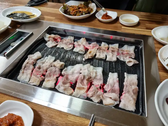 고기 쌈과 함께 즐기는 대패삼겹살