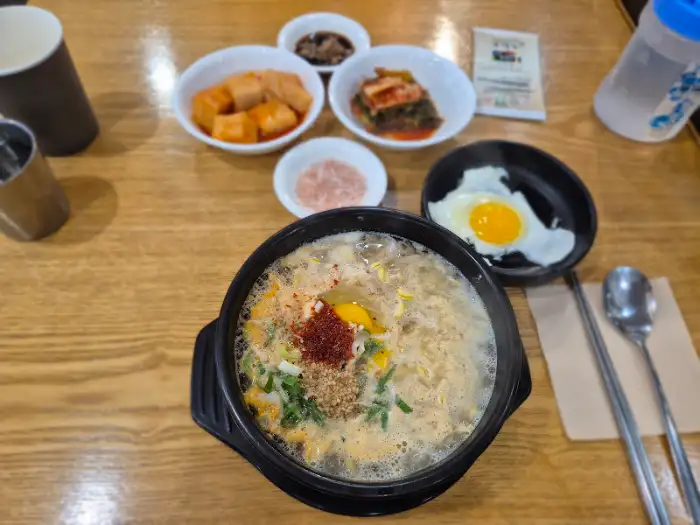 삼백집 콩나물국밥과 곁들임