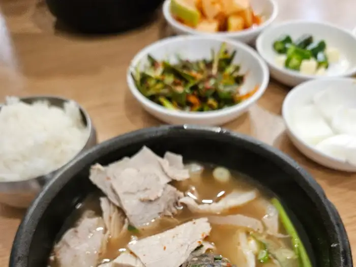 밥과 국물, 그리고 돼지고기