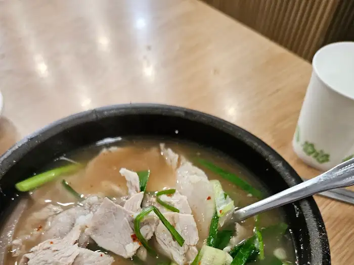 국물에 밥을 말아먹는 모습