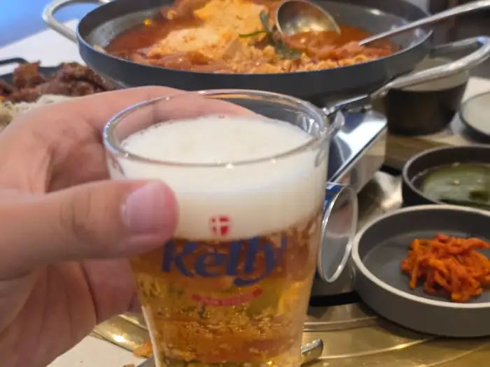 맥주와 음식 사진