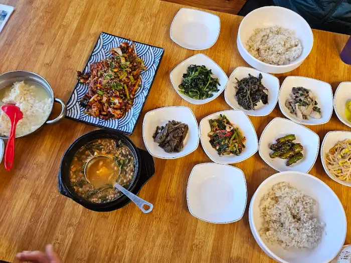 밑반찬과 쭈꾸미볶음