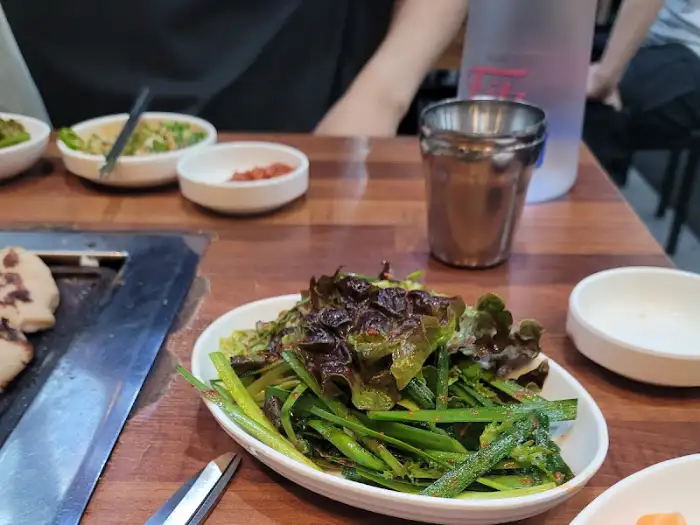 신선한 쌈채소와 곁들임 음식