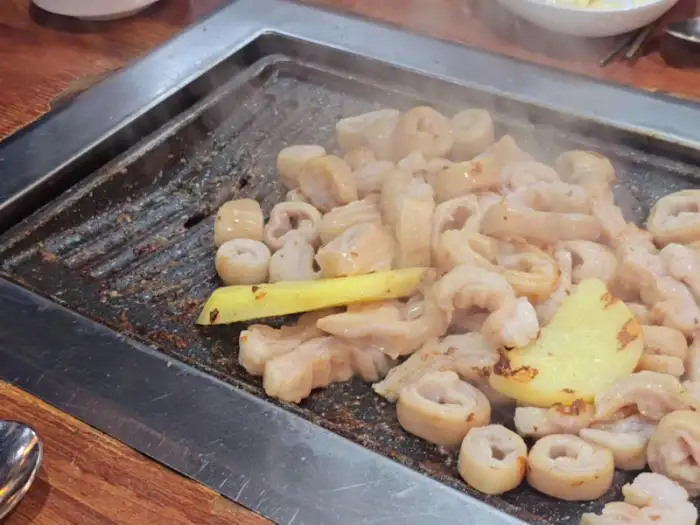 불판 위 막창과 곁들임 재료