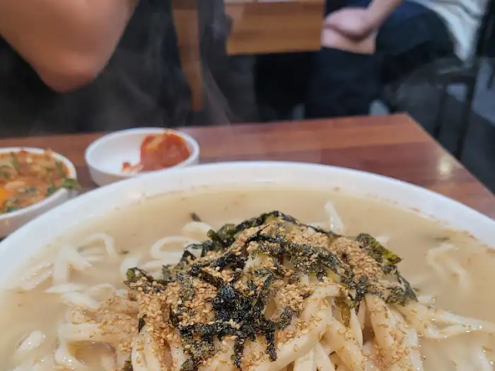 따뜻한 칼국수 한 그릇