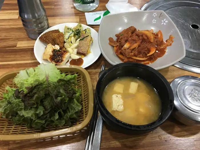 청기와 식당 돼지불백과 쌈채소