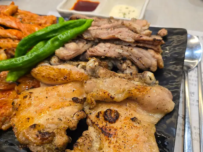 간장 양념 닭갈비와 닭목살, 매콤한 닭갈비
