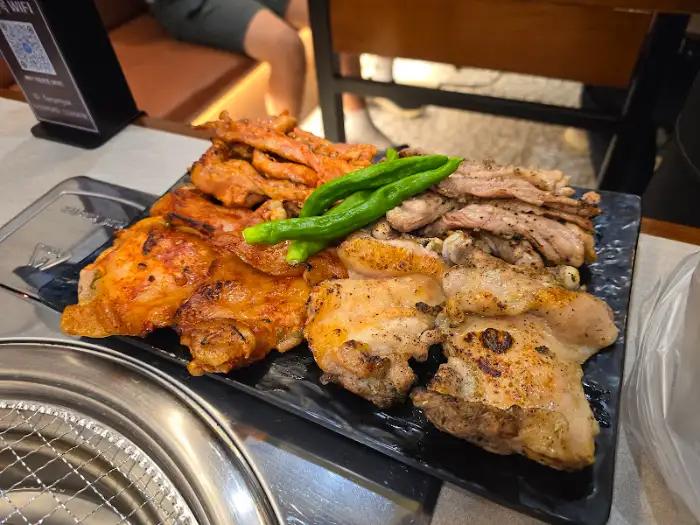 숯불에 구워지고 있는 닭갈비와 닭목살